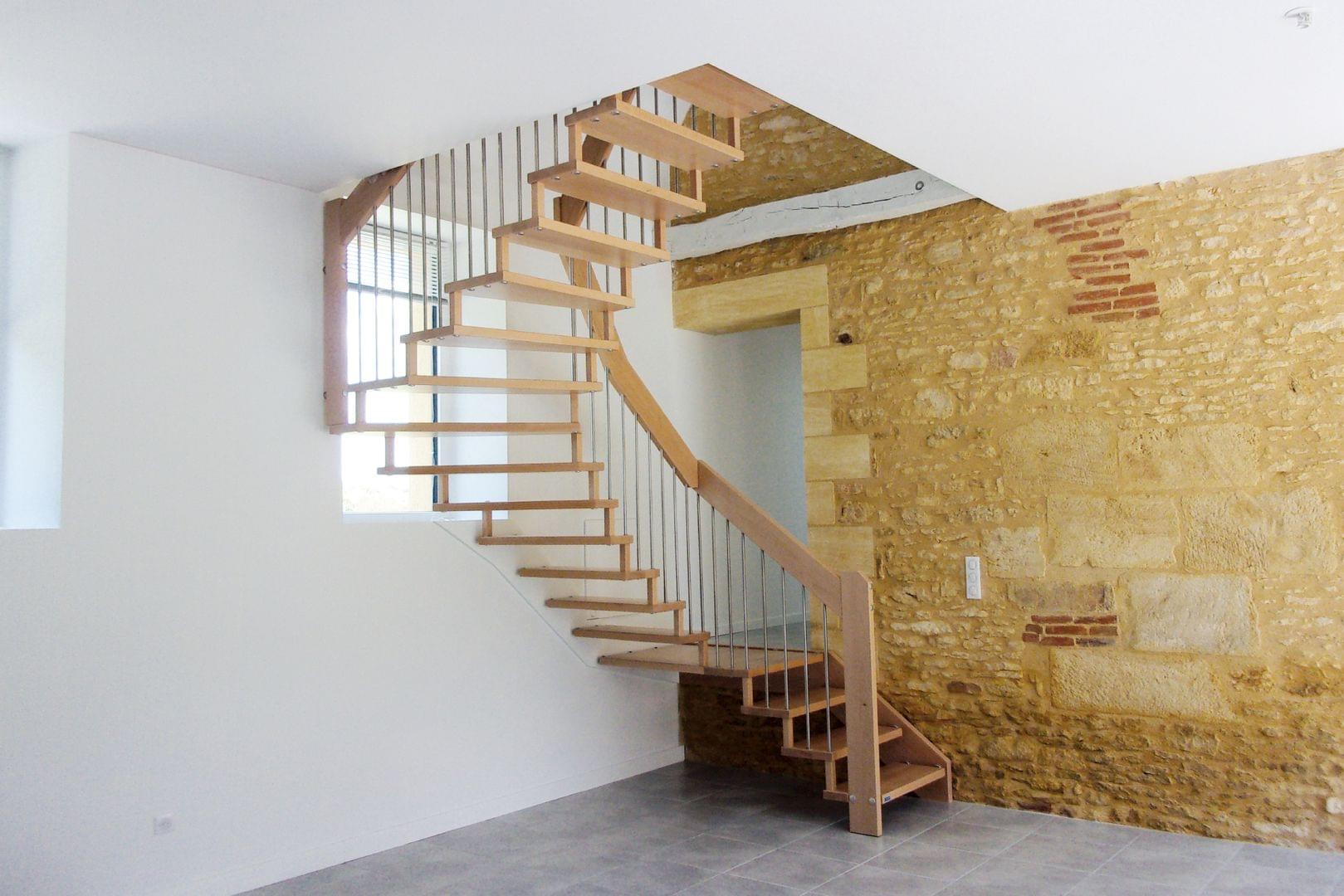 Escalier suspendu en bois, balustres en acier thermolaqué