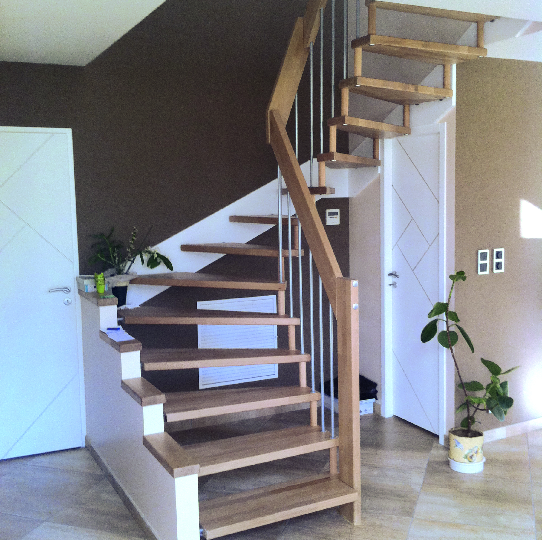 Escalier intérieur suspendu en bois et garde-corps avec balustres en acier