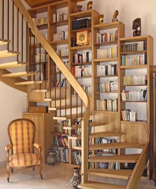 Escalier suspendu en bois avec bibliothèque-Treppenmeister