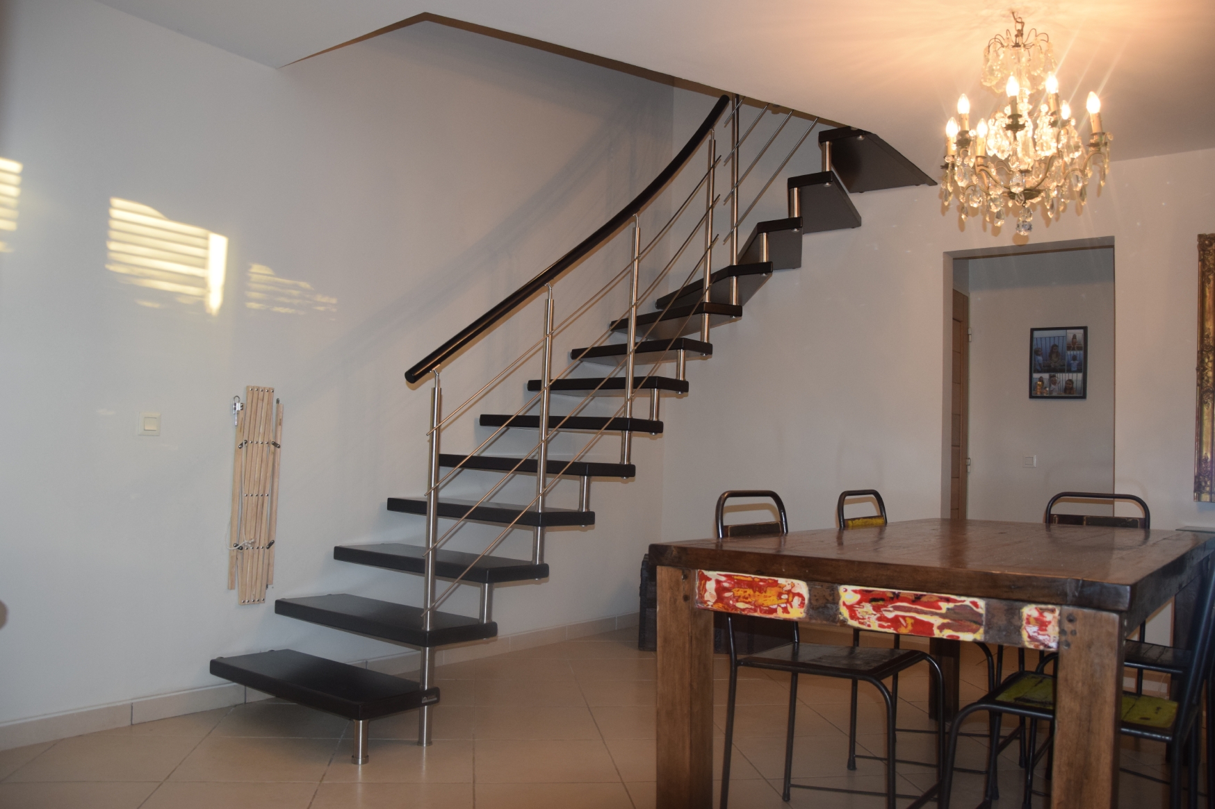 Escalier un-quart-tournant autoporteur en bois avec garde-corps Reling en inox | Treppenmeister
